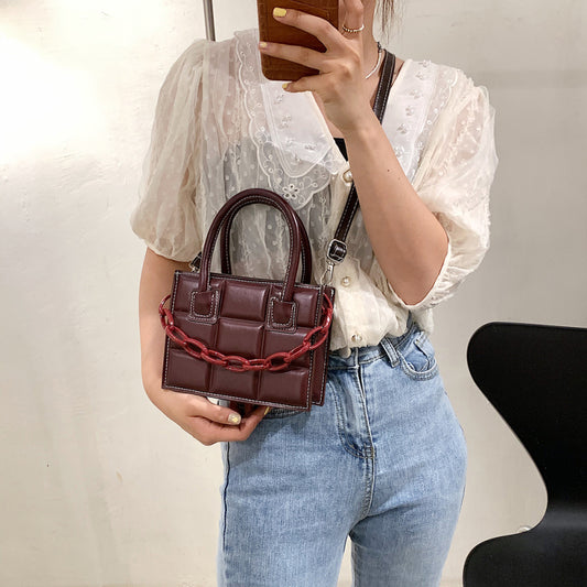 Sac à bandoulière en PU pour femme, motif écossais décoratif en relief, couleur unie, chaîne décorative 