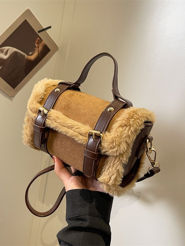 Sac à bandoulière tendance en peluche avec coutures 