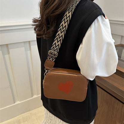 Sac à bandoulière à large sangle imprimé cœur tendance 