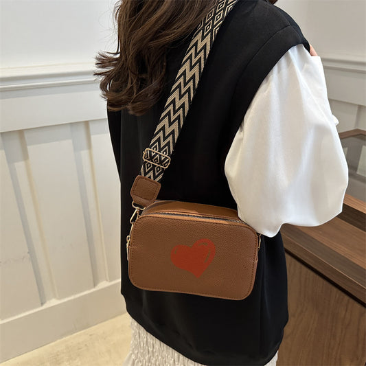 Sac à bandoulière à large sangle imprimé cœur tendance 
