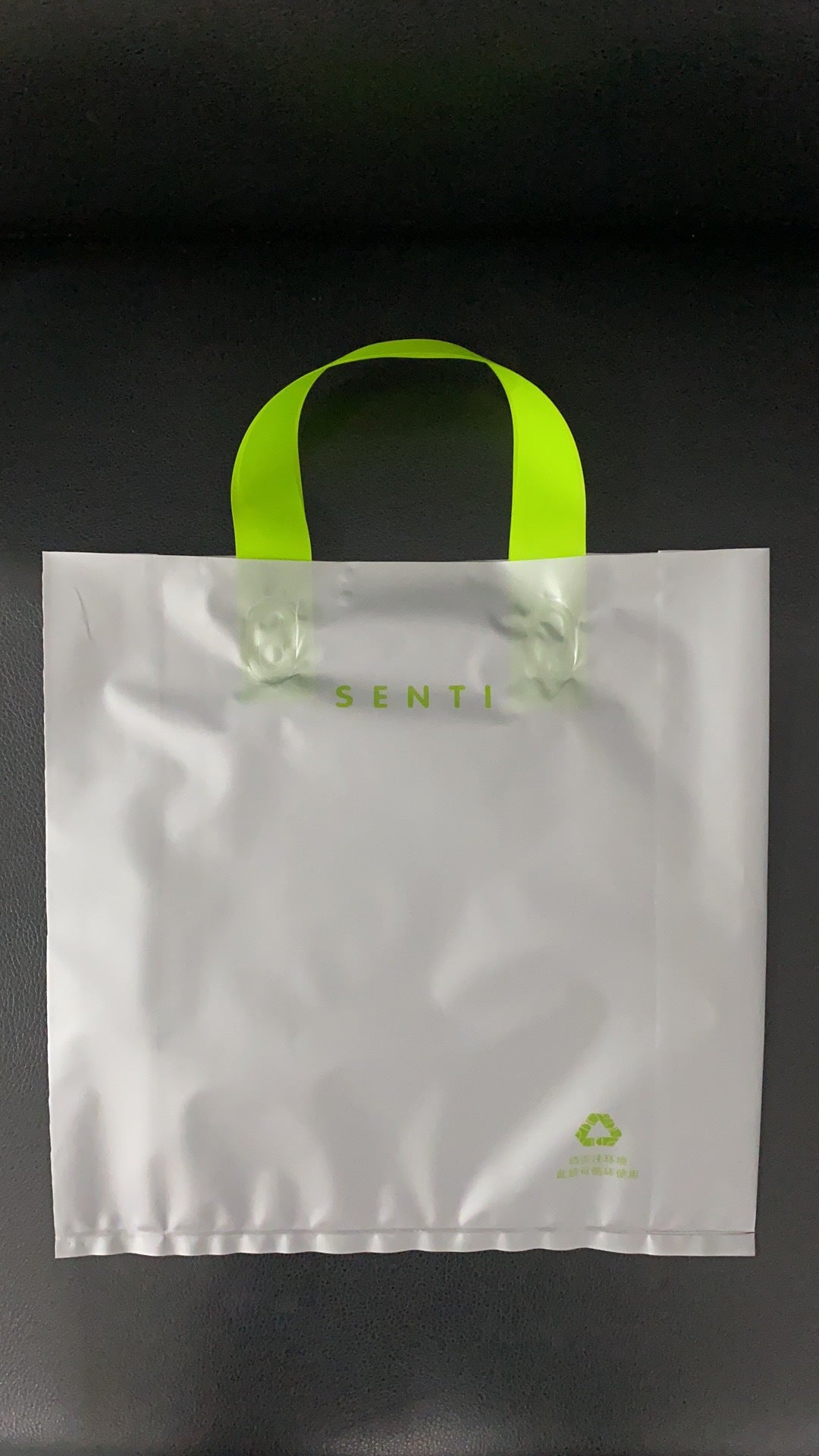 Sac fourre-tout en plastique givré multicolore simple pour cadeau de courses