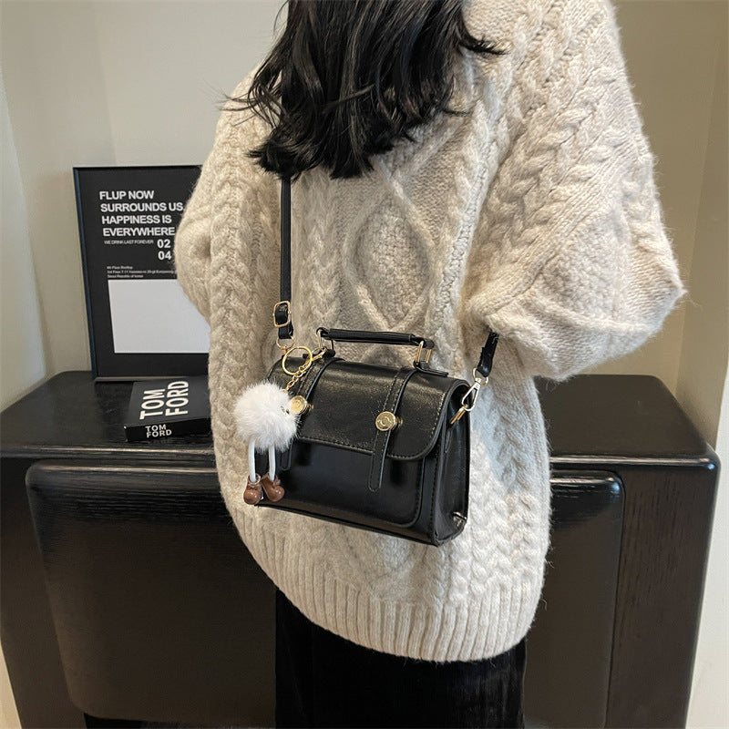 Sac à bandoulière carré en PU pour femme, à la mode, simple, avec rabat et pendentif en peluche