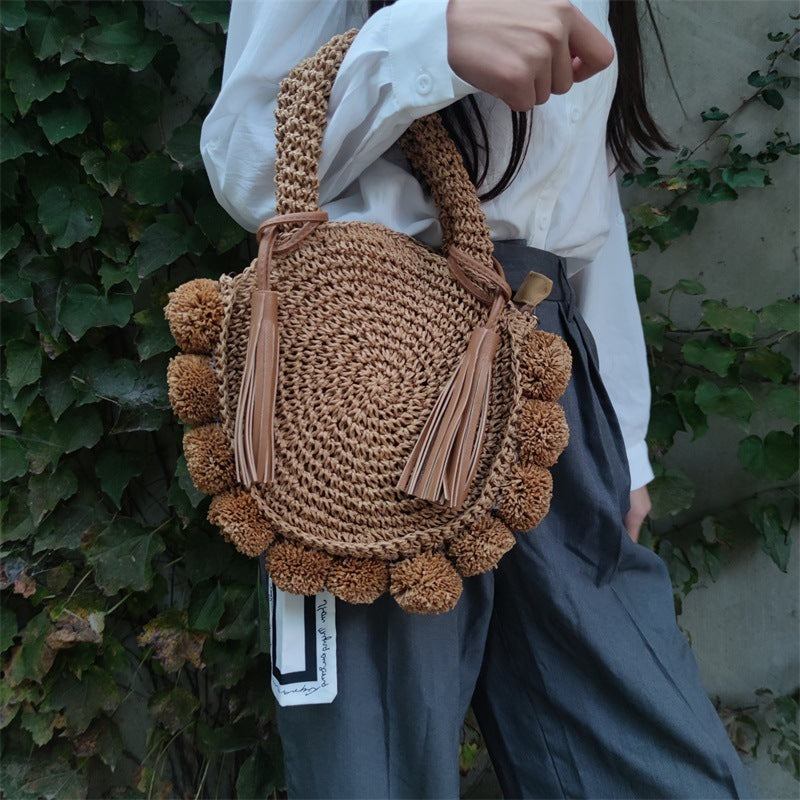Sac à main en paille tissée avec pendentif pompon simple et tendance 
