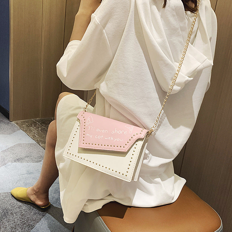 Sac à bandoulière carré à rivets et imprimé lettre tendance 