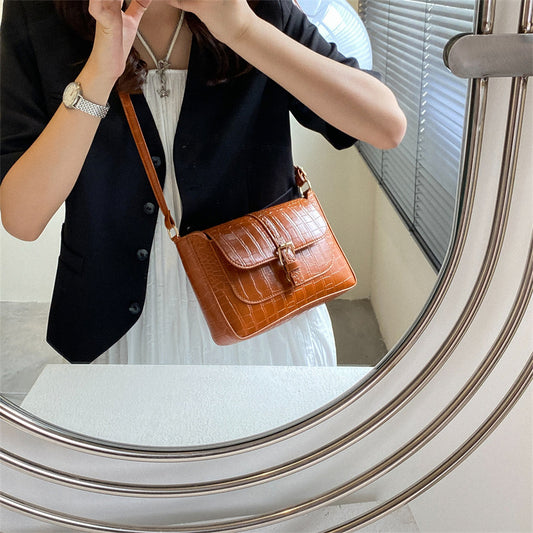 Sac à bandoulière à rabat tendance de couleur unie avec motif pierre 