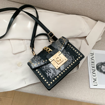 Sac à bandoulière carré à rabat et fermeture à clous pour femme 