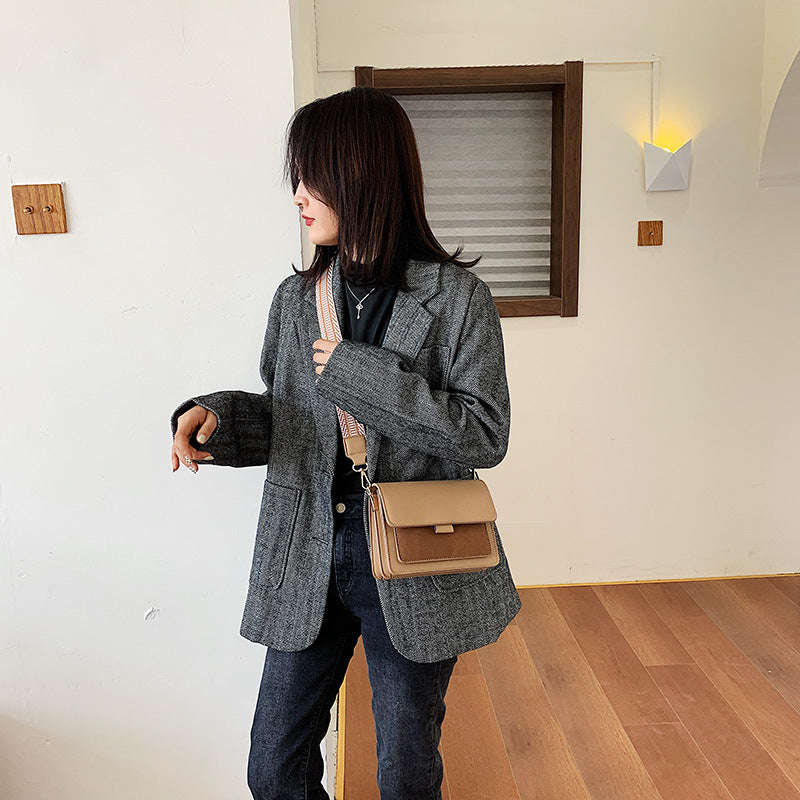 Sac à bandoulière contrasté de style ethnique distinctif avec ceinture colorée 