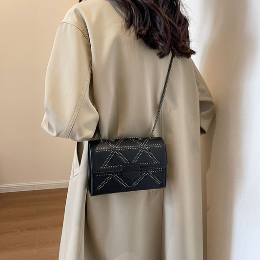 Sac à bandoulière carré vintage à chaîne et rivets simples 