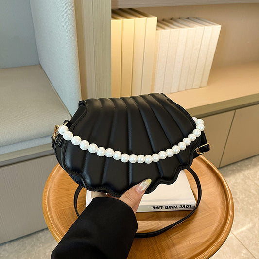 Sac à bandoulière tendance en coquillage avec chaîne et perles de couleur unie 