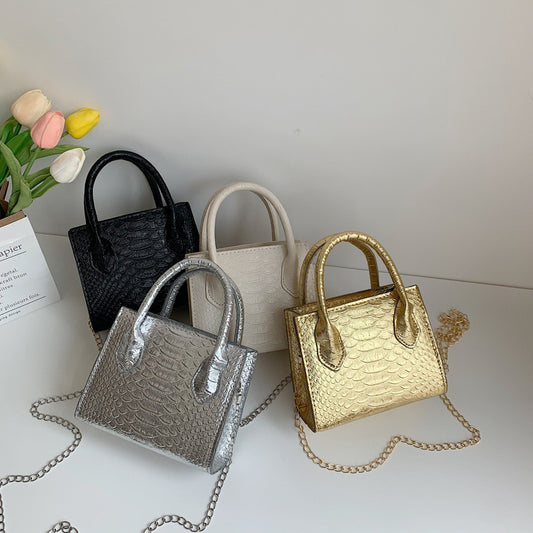 Sac à bandoulière simple à chaîne et motif pierre de couleur unie 