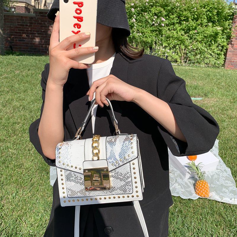 Sac à bandoulière carré à rabat et fermeture à clous pour femme 