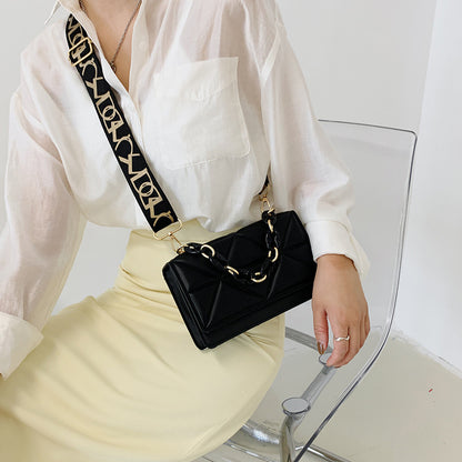 Sac à bandoulière simple et uni avec large bandoulière et chaîne épaisse 