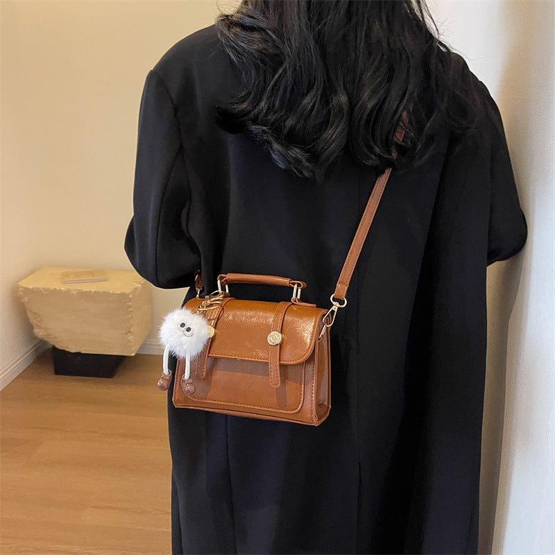 Sac à bandoulière carré en PU pour femme, à la mode, simple, avec rabat et pendentif en peluche