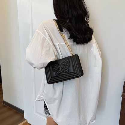 Sac à bandoulière carré tendance en relief avec motif papillon de couleur unie 