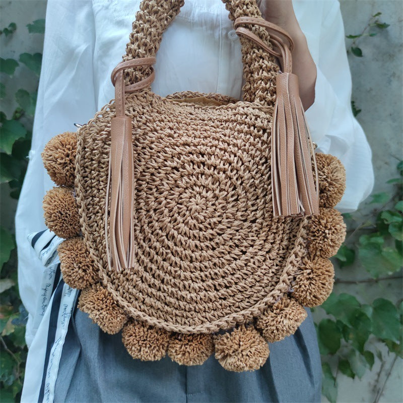 Sac à main en paille tissée avec pendentif pompon simple et tendance 
