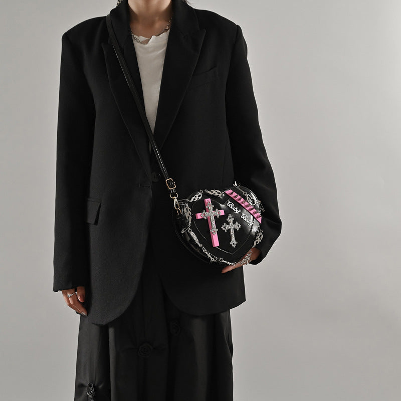 Sac à bandoulière gothique avec croix punk et cœur clouté 