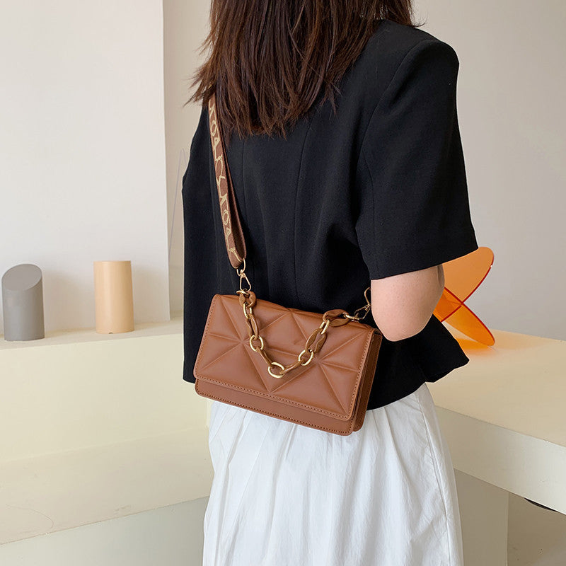 Sac à bandoulière simple et uni avec large bandoulière et chaîne épaisse 