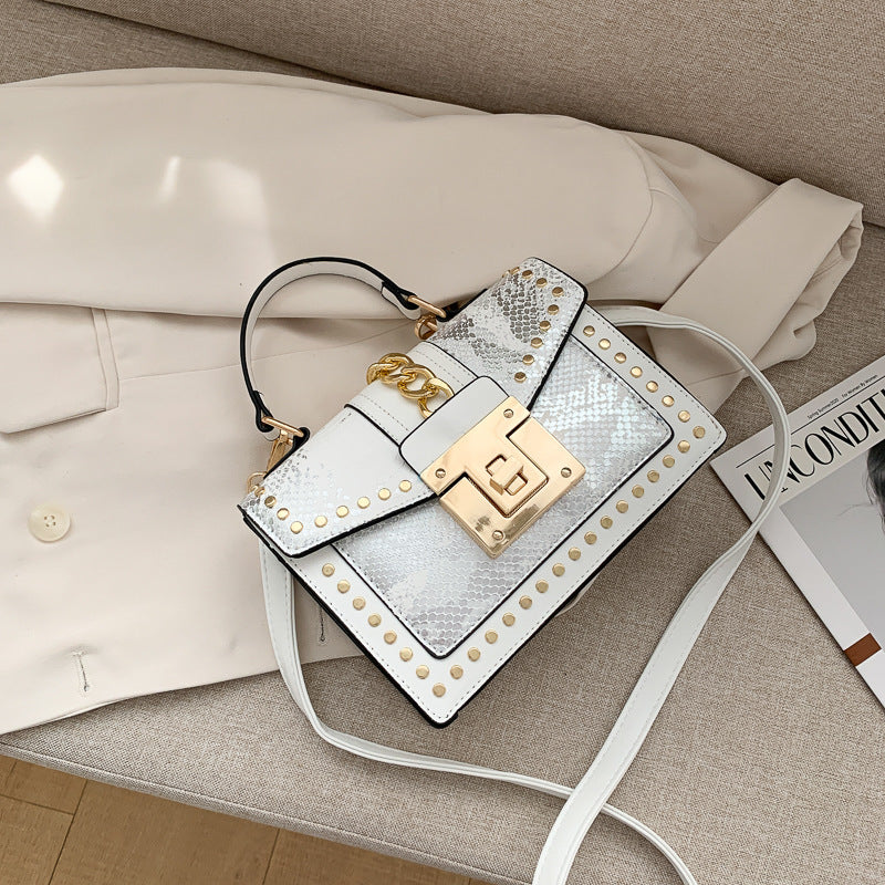 Sac à bandoulière carré à rabat et fermeture à clous pour femme 