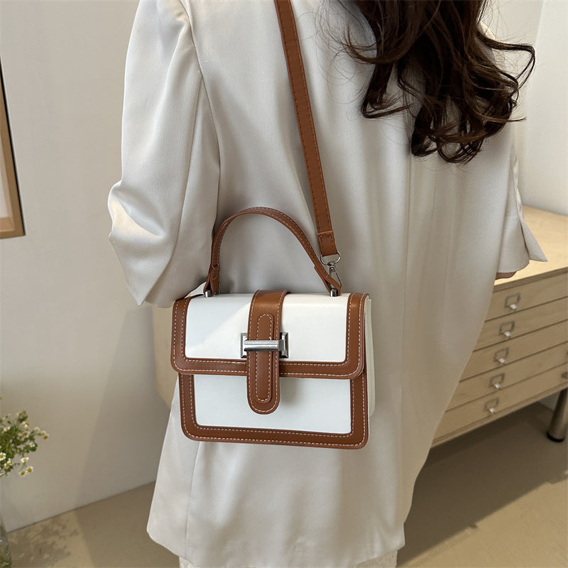 Sac à bandoulière carré simple et tendance aux couleurs assorties 