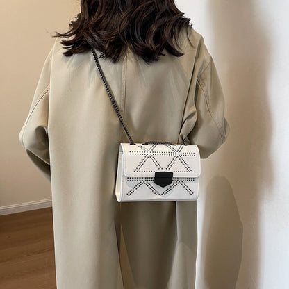 Sac à bandoulière carré vintage à chaîne et rivets simples 
