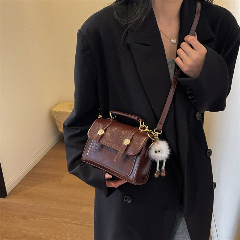 Sac à bandoulière carré en PU pour femme, à la mode, simple, avec rabat et pendentif en peluche