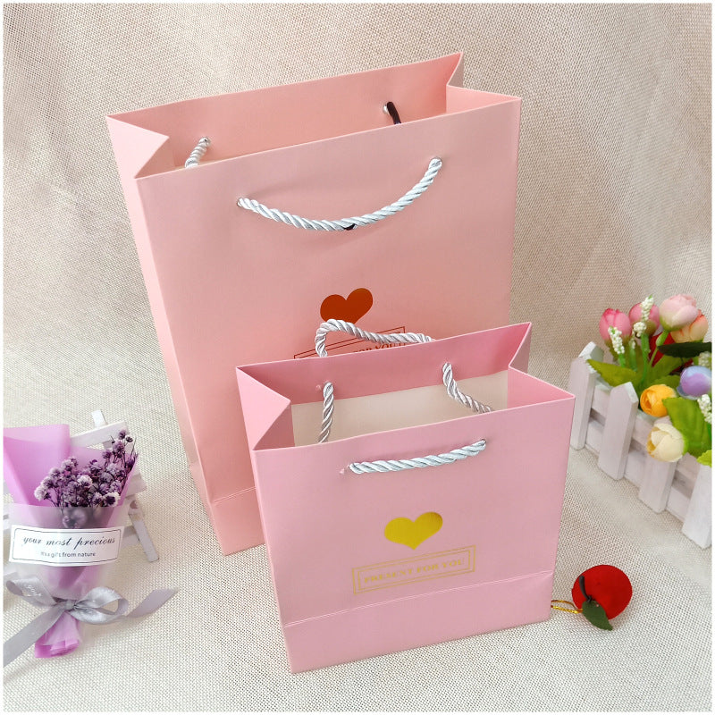 Sac en papier imprimé mini cœur minimaliste et tendance pour emballage cadeau 