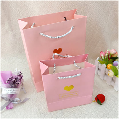 Sac en papier imprimé mini cœur minimaliste et tendance pour emballage cadeau 