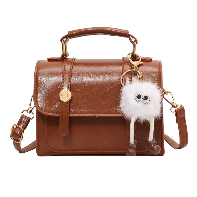 Sac à bandoulière carré en PU pour femme, à la mode, simple, avec rabat et pendentif en peluche