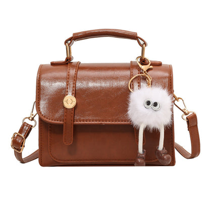 Sac à bandoulière carré en PU pour femme, à la mode, simple, avec rabat et pendentif en peluche
