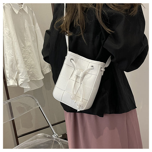 Sac à bandoulière en PU tissé de couleur unie pour femme 