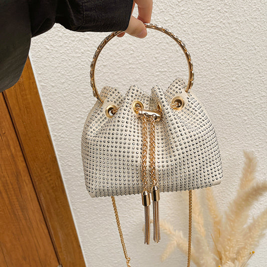 Sac seau à bandoulière tendance pour femme avec pompon et strass 