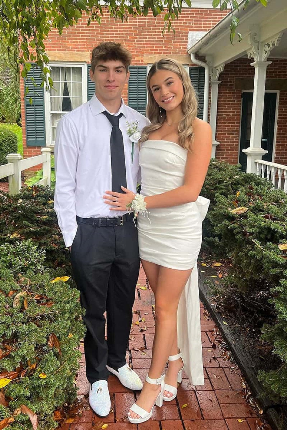 Cute White Tight Cocktail Dresses with Bow Birthday Party Gown